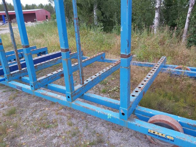 753985-6 Wall panel van with swivel castors