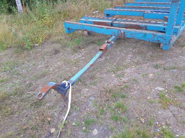 753985-7 Wall panel van with swivel castors