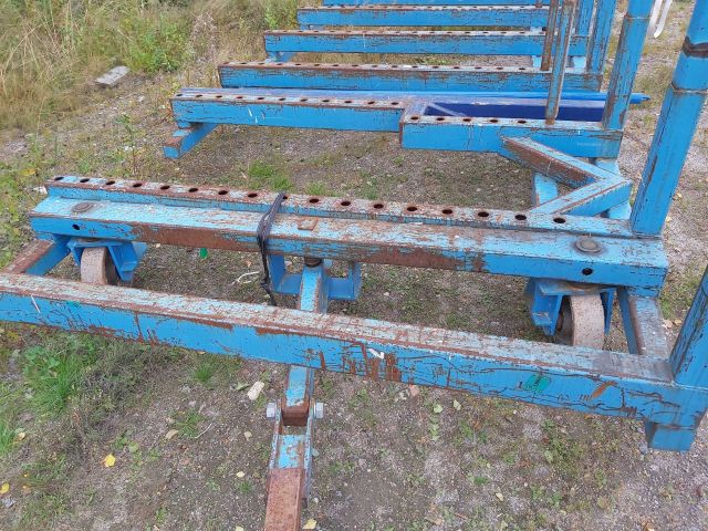 753985-8 Wall panel van with swivel castors