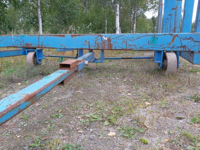 753985-9 Wall panel van with swivel castors