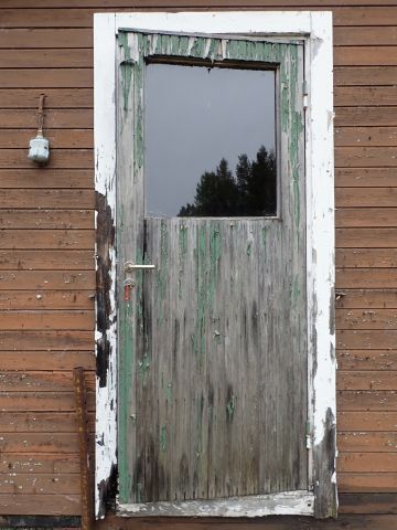 617728-32 Work barracks on wheels