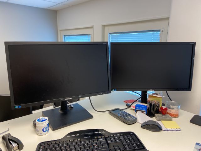 827822-1 Computer screens Samsung with various accessories