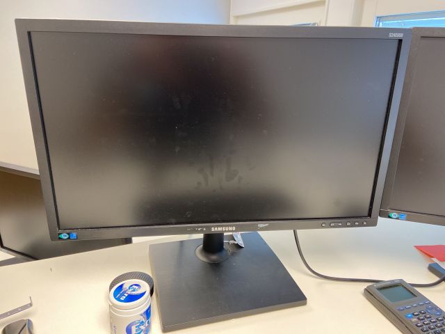 827822-2 Computer screens Samsung with various accessories