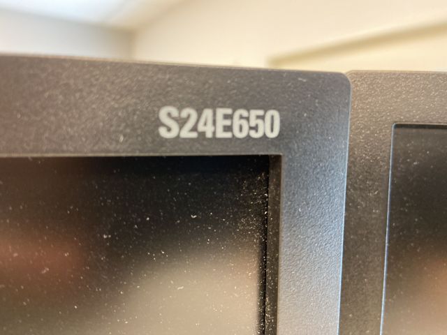 827822-3 Computer screens Samsung with various accessories