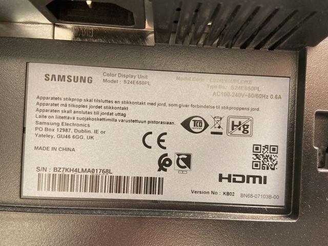 827822-4 Computer screens Samsung with various accessories