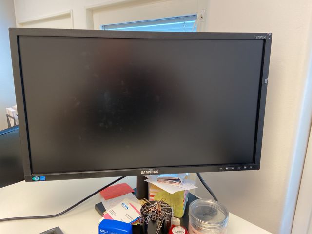 827822-5 Computer screens Samsung with various accessories