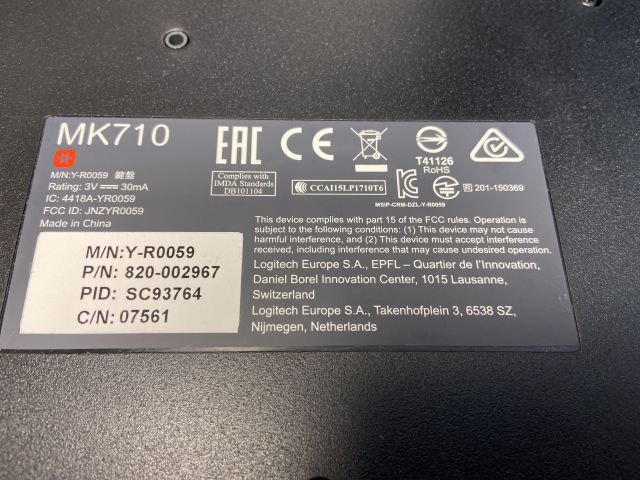 827822-10 Computer screens Samsung with various accessories