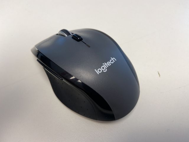 827822-11 Computer screens Samsung with various accessories