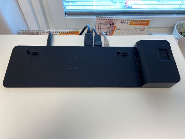 827822-12 Computer screens Samsung with various accessories