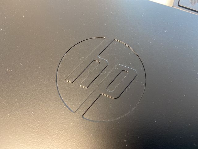 827822-13 Computer screens Samsung with various accessories