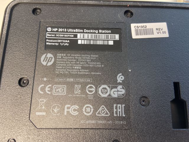 827822-14 Computer screens Samsung with various accessories