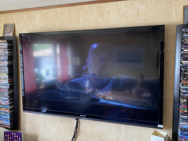 828439-1 TV 80 inch Sharp Aquos