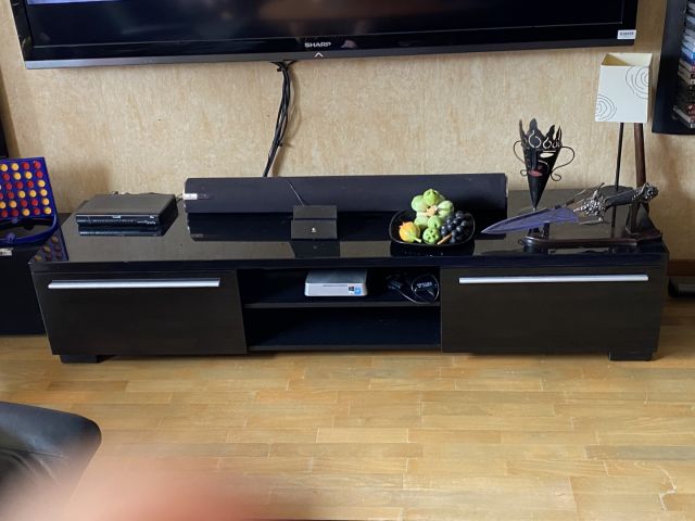 828439-4 TV 80 inch Sharp Aquos