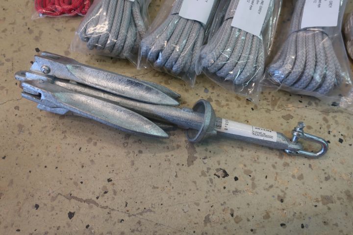 793678-3 Draggankare and various tamp