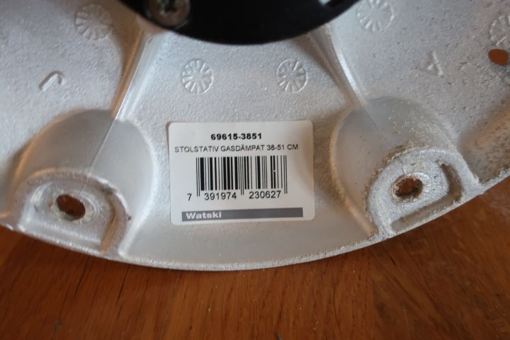 793698-9 2 gas-cushioned chair racks for boat