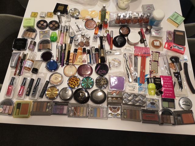 832248-2 Makeup & Cosmetics large batch approx: 17,500 products