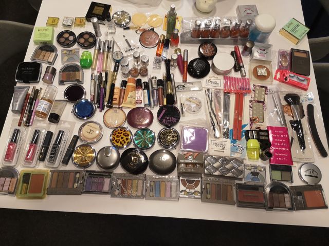 832248-3 Makeup & Cosmetics large batch approx: 17,500 products