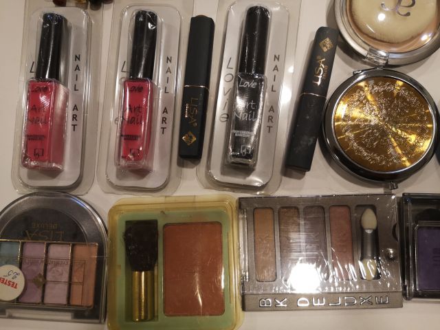 832248-4 Makeup & Cosmetics large batch approx: 17,500 products