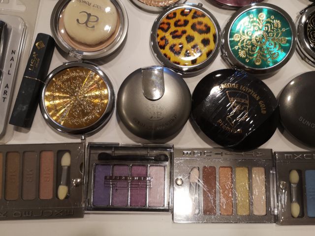 832248-5 Makeup & Cosmetics large batch approx: 17,500 products
