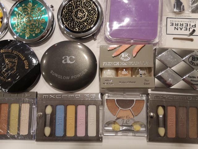 832248-6 Makeup & Cosmetics large batch approx: 17,500 products