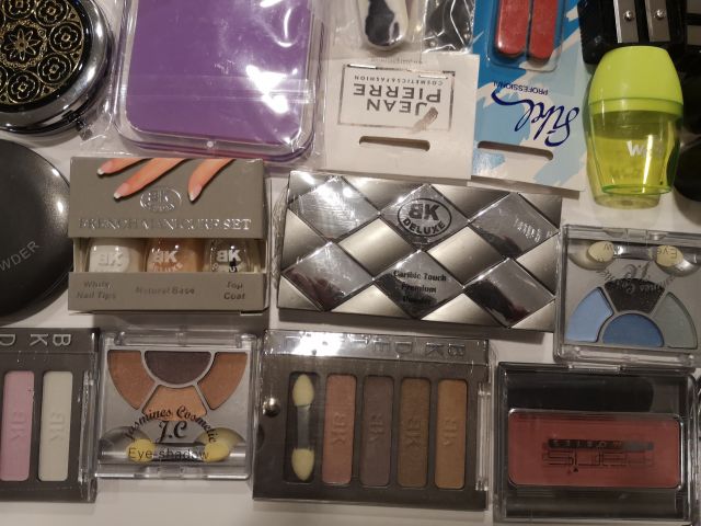 832248-7 Makeup & Cosmetics large batch approx: 17,500 products