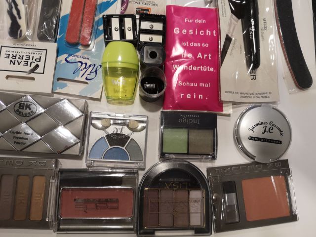 832248-8 Makeup & Cosmetics large batch approx: 17,500 products