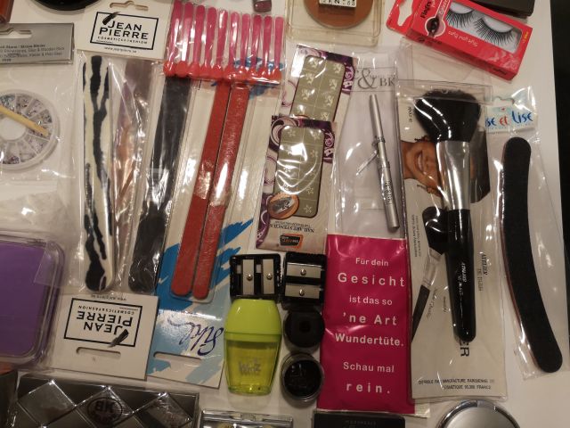 832248-9 Makeup & Cosmetics large batch approx: 17,500 products