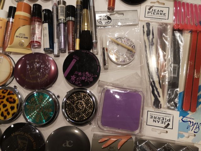 832248-10 Makeup & Cosmetics large batch approx: 17,500 products