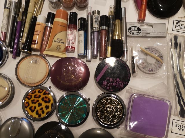 832248-11 Makeup & Cosmetics large batch approx: 17,500 products
