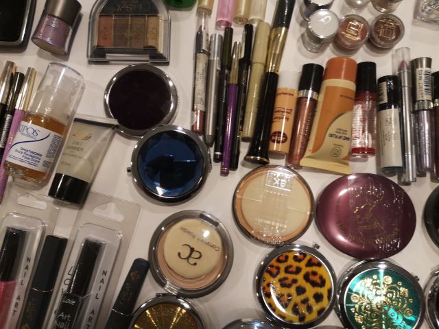 832248-1 Makeup & Cosmetics large batch approx: 17,500 products