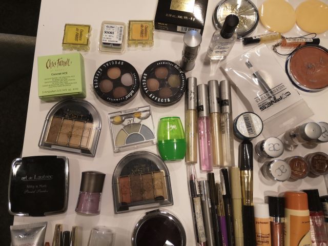 832248-14 Makeup & Cosmetics large batch approx: 17,500 products