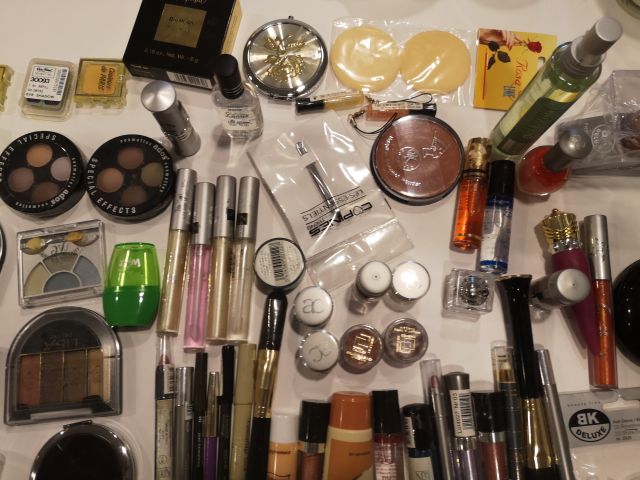 832248-16 Makeup & Cosmetics large batch approx: 17,500 products