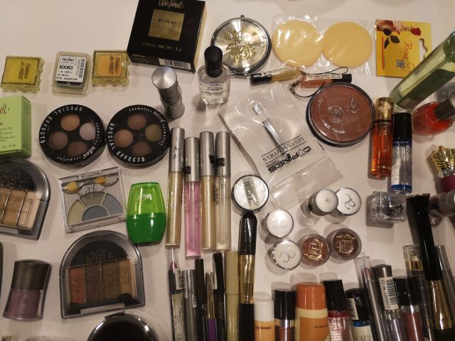 832248-15 Makeup & Cosmetics large batch approx: 17,500 products