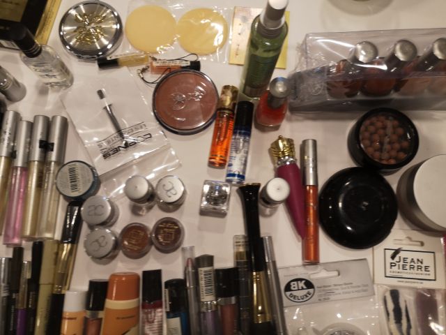 832248-17 Makeup & Cosmetics large batch approx: 17,500 products