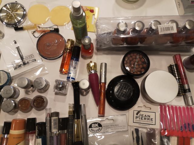 832248-18 Makeup & Cosmetics large batch approx: 17,500 products