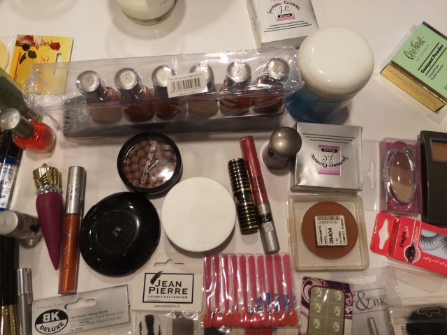 832248-20 Makeup & Cosmetics large batch approx: 17,500 products
