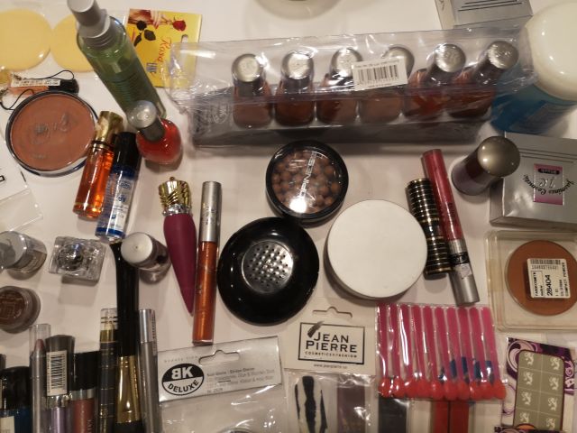 832248-19 Makeup & Cosmetics large batch approx: 17,500 products
