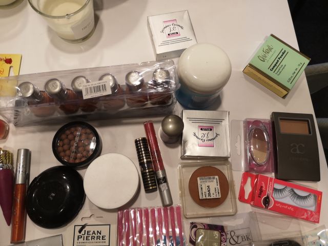 832248-21 Makeup & Cosmetics large batch approx: 17,500 products