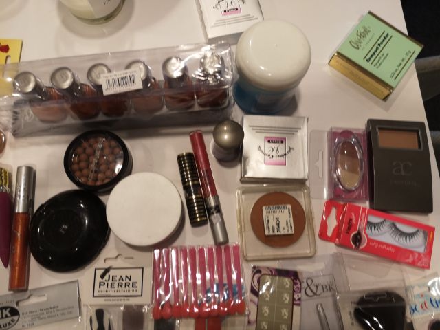 832248-22 Makeup & Cosmetics large batch approx: 17,500 products