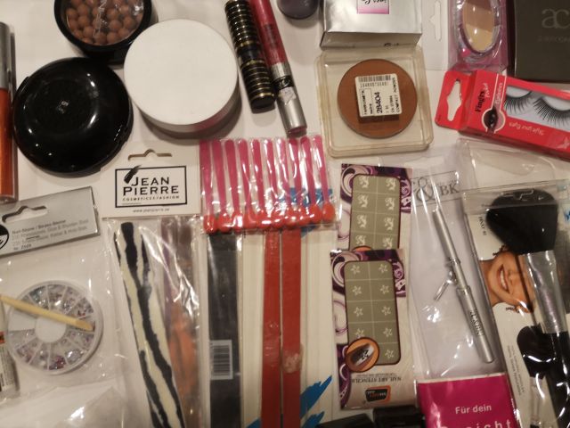 832248-24 Makeup & Cosmetics large batch approx: 17,500 products