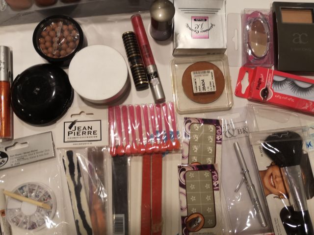 832248-23 Makeup & Cosmetics large batch approx: 17,500 products
