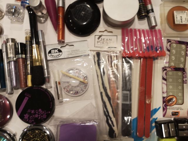 832248-25 Makeup & Cosmetics large batch approx: 17,500 products