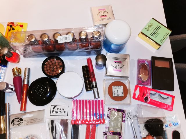 832248-28 Makeup & Cosmetics large batch approx: 17,500 products