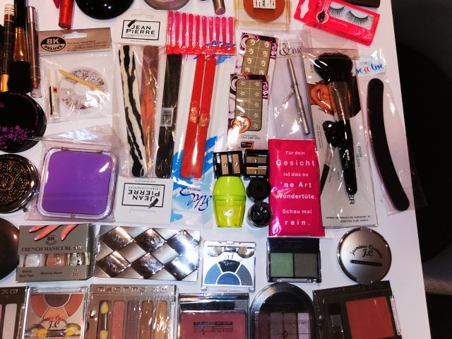 832248-27 Makeup & Cosmetics large batch approx: 17,500 products
