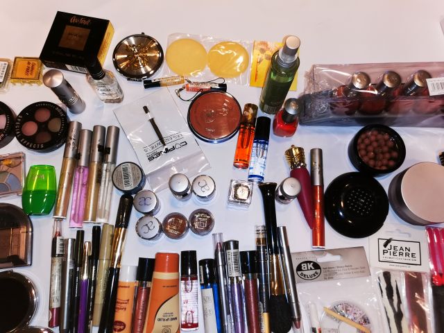 832248-29 Makeup & Cosmetics large batch approx: 17,500 products