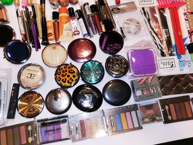 832248-32 Makeup & Cosmetics large batch approx: 17,500 products