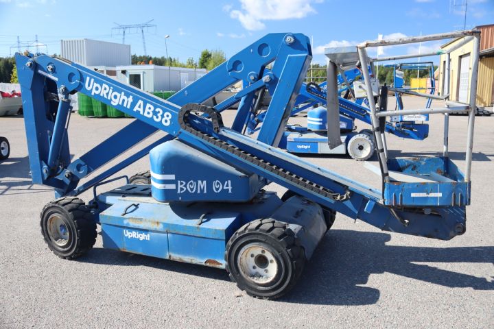 832532-3 Bomlift UpRight AB38