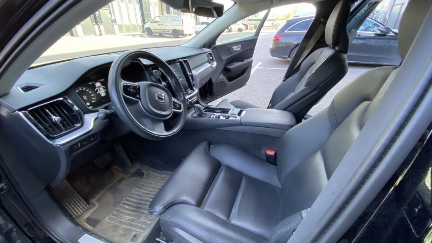 803932-23 Volvo V60 T6 Twin Engine, 2020 - NJX11K