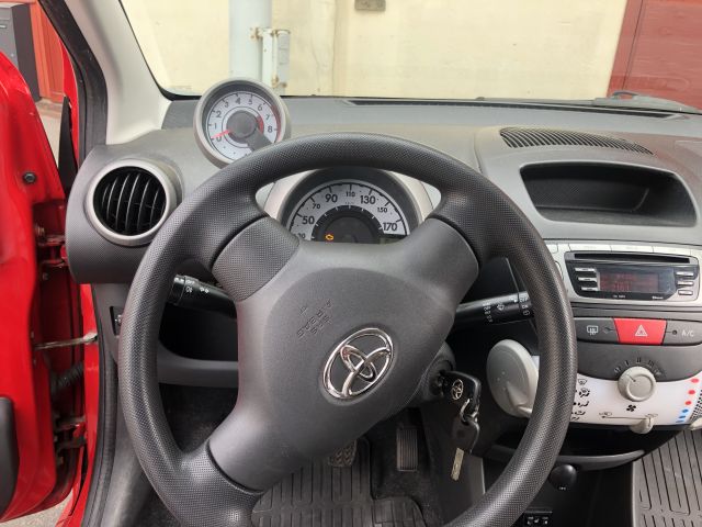 821762-11 Toyota Aygo 5-door 1.0 VVT-i Manual, 68hp, 2012