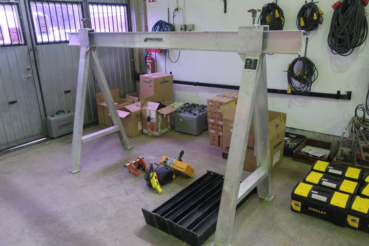 793950-1 Lifting beam with trestle, block trolley and hoists, Liftket / Jerneviken